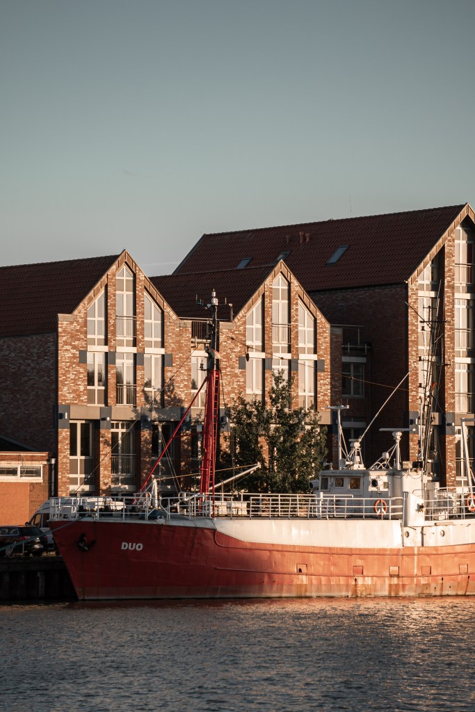 Schiff vor den Reedereien in Leer